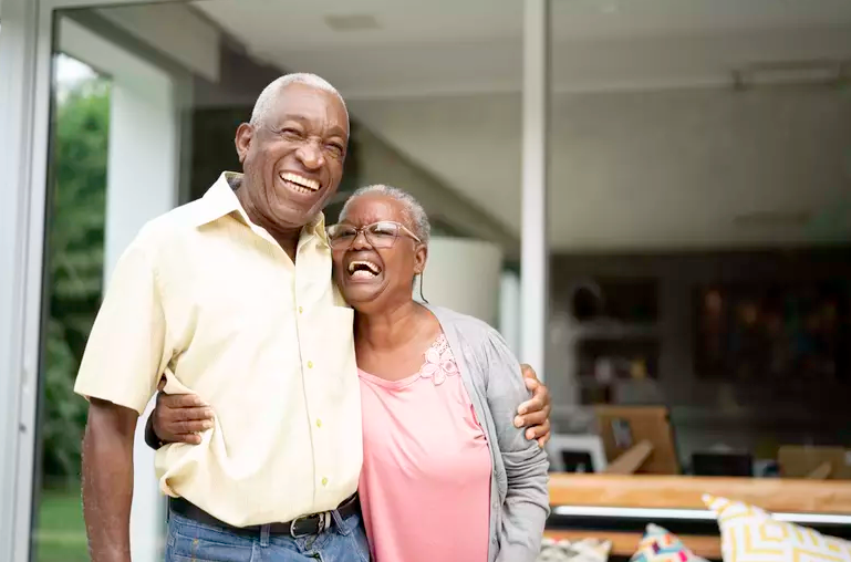 Dois aposentados felizes com a liberação da aposentadoria